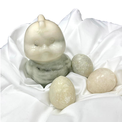 【A11】Meowcrystal Natural Turkish Black Pattern White Jade Stone Interesting Chicken and Egg Carving [Natural pattern is unique, please note when ordering if you need no pattern or special pattern]